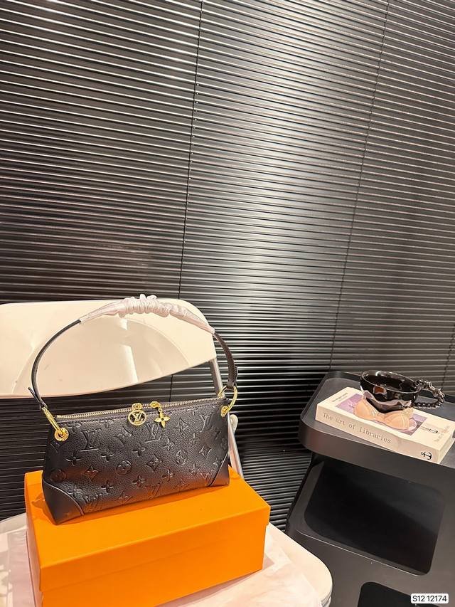 Lv腋下 秀款上新 Lv总有一款长在审美上吧 这个精致的包型 新款牛角包 尺寸：25 12 货号12174