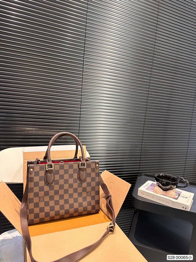 小号 配飞机盒折叠盒子 Lv托特 超火的tote托特包,日常通勤都非常可会越用越喜欢的一款,值得入手。尺寸:25 19 货号小00065 小号 配飞机盒折叠盒子 Lv托特 超火的tote托特包,日常通勤都非常可会越用越喜欢的一款,值得入手。尺寸:25 19 货号小00065