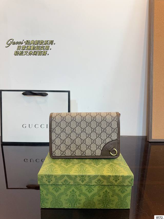 配礼盒. Gucci酷奇相机包. Gg男包来咯～ 随着时间成长，压花也是经久耐看且永不过时的元素 这款包包造型小巧，依旧是复古的调性，方方正正的包型很好搭配衣服