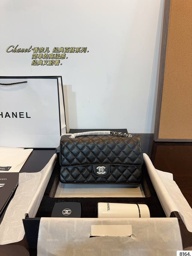 配礼盒. Chanelcf系列 Cf包香奈儿#精致女神推荐入手呦 美貌与实用并存 近年超盛行而小香这款做的超级棒 百搭休闲,职业,萌新等多种风格 材质是原版牛皮