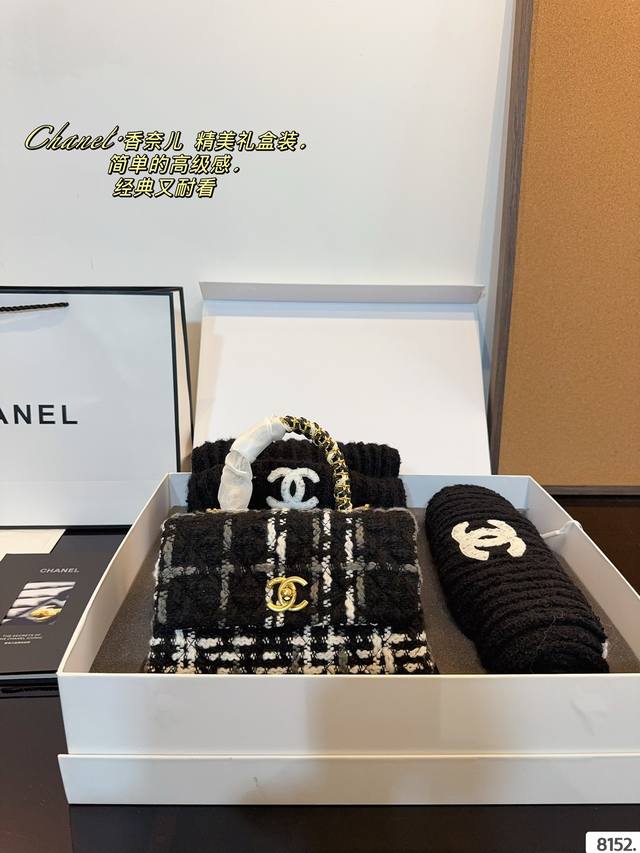 围巾帽子套盒. Chanelcf系列 毛呢链条手提包 香奈儿#精致女神推荐入手呦 美貌与实用并存 近年超盛行而小香这款做的超级棒 百搭休闲,职业,萌新等多种风格
