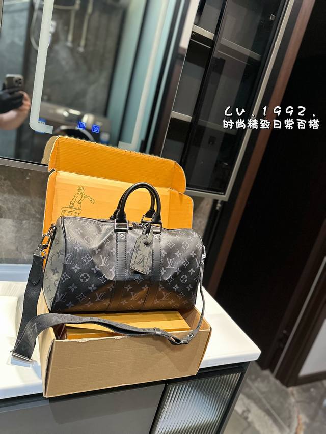 Lv X Nigo Keepall Xs 枕头包 手袋是一款理想的都市手袋。 标志性的造型与经典的 Monogram 帆布，加之多种携带方式和奢华的天然牛皮饰边