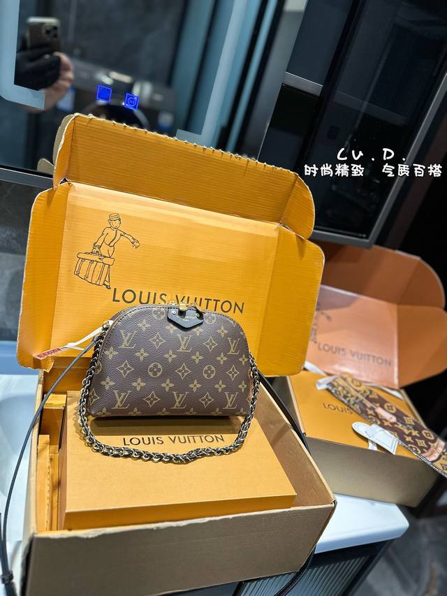 礼盒包装 Lv 2024年11月新款双层小贝壳哈哈哈一个包一拿出来笑死我了双层汉堡包上身还好还不错没有想象中奇怪双层拉链容量便于区分物品摆放 两根链条一根皮穿链