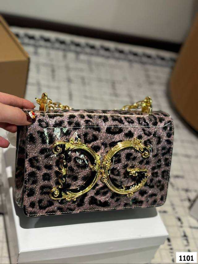 配盒子 Dg杜嘉班纳链条包 包包实在是太太太温柔了， 拿在手上少女感十足，仿佛时间停滞在听你诉说你们的故事~高级感满满 #杜嘉班纳dg 尺寸21.5 14