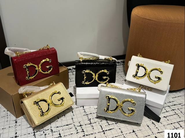配盒子 Dg杜嘉班纳链条包 包包实在是太太太温柔了， 拿在手上少女感十足，仿佛时间停滞在听你诉说你们的故事~高级感满满 #杜嘉班纳dg 尺寸21.5 14