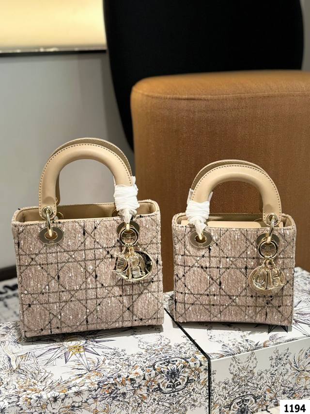 迪奥戴妃包 Sdior戴妃包太好看了吧！ 优雅指数拉满 搭配简洁风格的衣服整个人气质就上来了 而且容量完全可以满足日常要求 日常聚会逛街都很方便~ 尺寸：大20