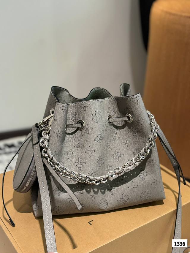 配折叠盒子 Lv必买包款 Lv水桶包为数不多越看越耐看的包包 拥有超精细打孔的镂空感喜欢高级 不易撞款 柔软细腻 轻便 易打理包包的女生，此款比入手 尺寸：23