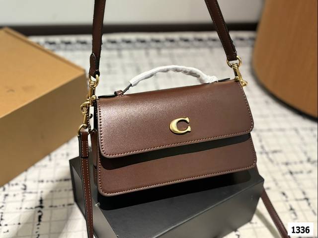 配折叠盒子 蔻驰 Juno 斜挎包 绝对是甜酷风辣妺必备沙漏包 还可以手拎肩背斜挎三用 真的绝绝子 里面的容量也是很可观 整个包型立体有型 剪裁设计简约耐看。