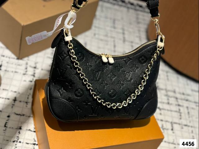 配礼盒尺寸24.19 Lv Bagatelle牛角包 近期热门lv腋下包，搭配率超高 一直想入手个可单肩可手提可腋下的包包集美们 这款包包千万不要错过哦 包包设