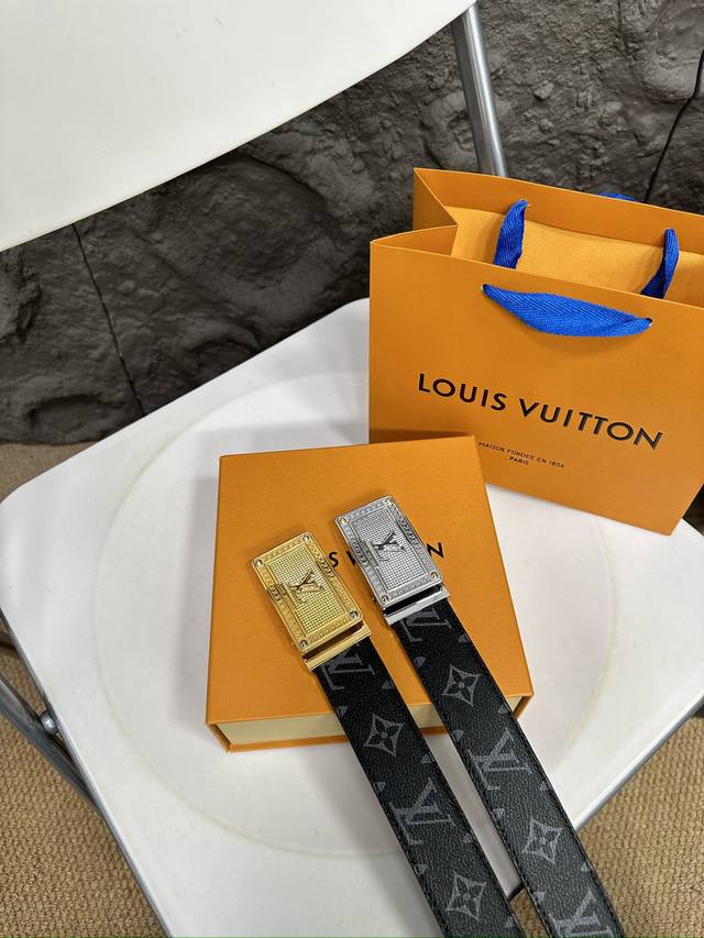 升级版 Lv！ ！高版本！ 腰带 嘿哈 原单牛皮皮带～热门款 皮带里面最火的啦～质量很好 全套包装！五金绝对不褪色 皮带头和专柜一样的哦～ 配礼盒手提袋发票