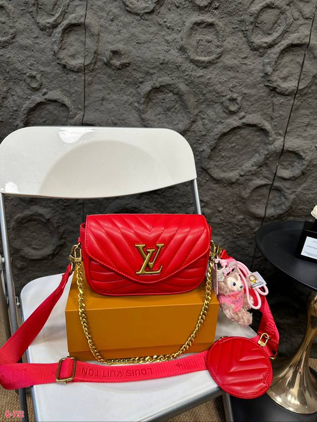 配折叠盒 Lv 三合一 New Mave 超多背法搭配 实用性容量790 黑金搭配yyds 包身自重轻 牛皮材质更高级 很柔软 宽肩设计显得很俏皮 低调耐看 不