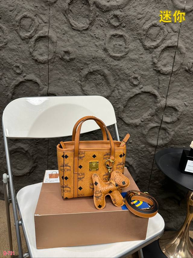 配折叠盒 Mcmmini迷你菜篮子 配小狗挂件 新款 购物袋见过很多,简单大方,不得不说真的是超级惊艳,特别百搭,上身效果超好,感觉会精致优雅了好几个档次 简约 配折叠盒 Mcmmini迷你菜篮子 配小狗挂件 新款 购物袋见过很多,简单大方,不得不说真的是超级惊艳,特别百搭,上身效果超好,感觉会精致优雅了好几个档次 简约