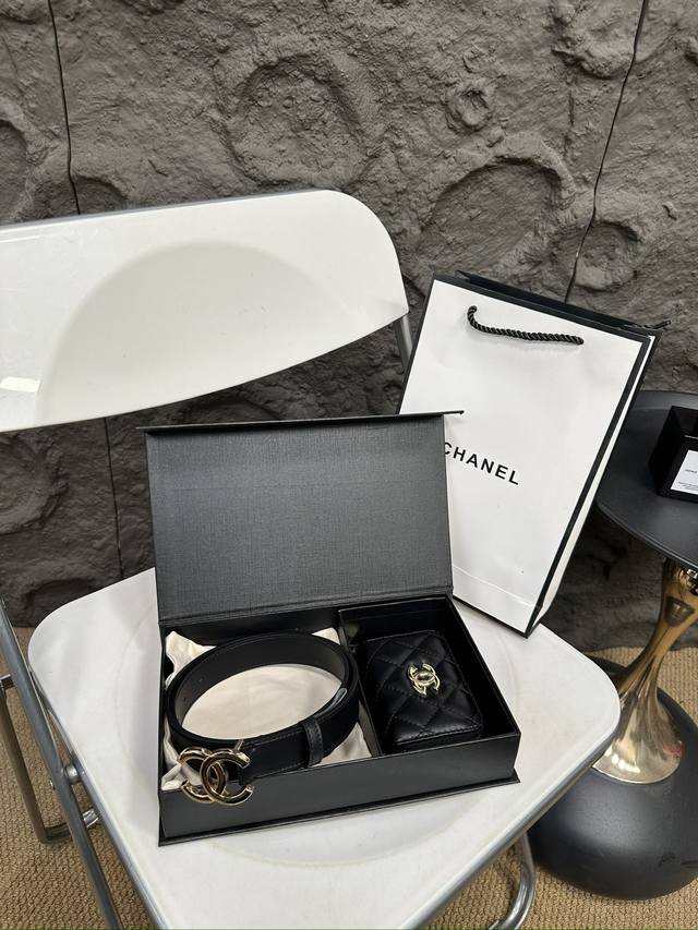 升级版 香奈儿！ ！高版本！零钱卡包 腰带 嘿哈 原单牛皮皮带～热门款 皮带里面最火的啦～质量很好 全套包装！五金绝对不褪色 皮带头和专柜一样的哦～ 配礼盒手提