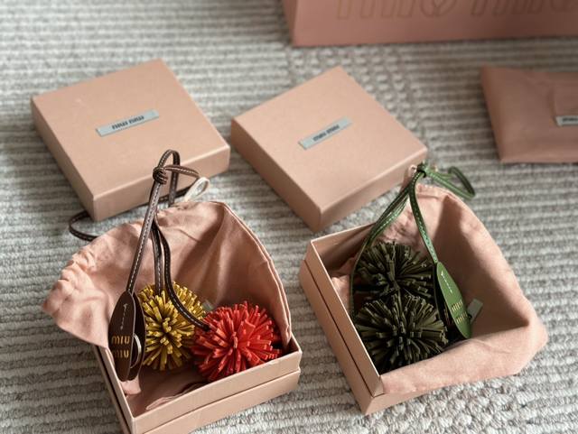 Miumiu挂机 磨砂皮球球 全套包装