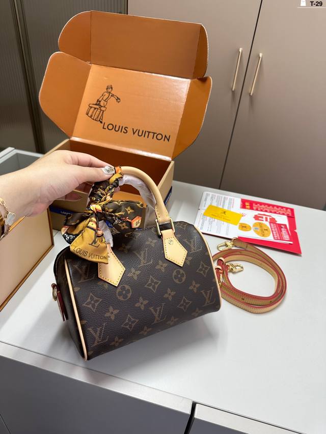 Lv 路易威登枕头包 T-29尺寸20.11.14折叠盒飞机盒丝巾 Lv 路易威登枕头包 T-29尺寸20.11.14折叠盒飞机盒丝巾