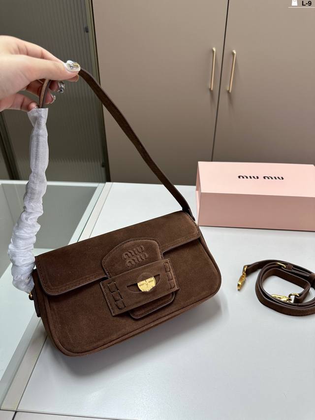 缪缪豆腐包 金币腋下包 开挂的miumiu火遍全网了 今年miumiu真是开挂了啊把学院风拿捏的死死的太好看啦l-9尺寸：24.5.12折叠盒