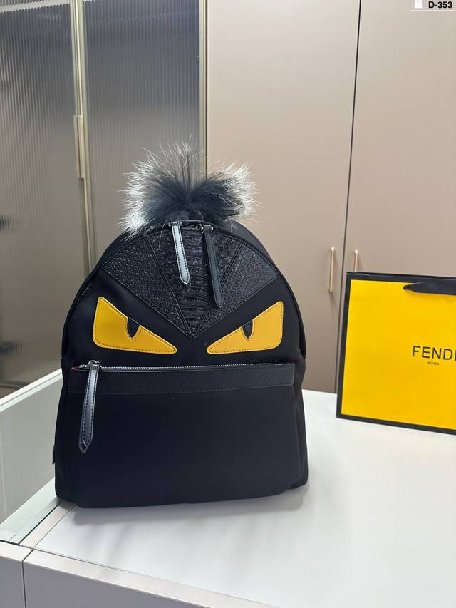 芬迪 小怪物双肩包 Fendl 芬迪的小怪兽包 男女通用 搭配狐狸毛超级洋气 D-353尺寸33.13.37 芬迪 小怪物双肩包 Fendl 芬迪的小怪兽包 男女通用 搭配狐狸毛超级洋气 D-353尺寸33.13.37