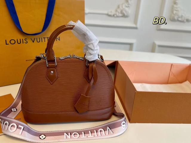 折叠盒 Size：25×18 Lv路易威登新款 Alma水波纹贝壳包 经典包款，简约却不失时尚～ 小巧精致但内里容量足 日常通勤绝对ok，撞包率也不高