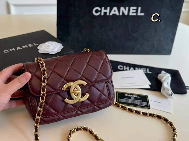 折叠盒飞机盒 Size:20×13 Chanel 香奈儿23A双c大logo链条包 大双clogo设计,醒目高级! 复古好看,上身辨识度拉 百搭又气质的一款包包 折叠盒飞机盒 Size:20×13 Chanel 香奈儿23A双c大logo链条包 大双clogo设计,醒目高级! 复古好看,上身辨识度拉 百搭又气质的一款包包