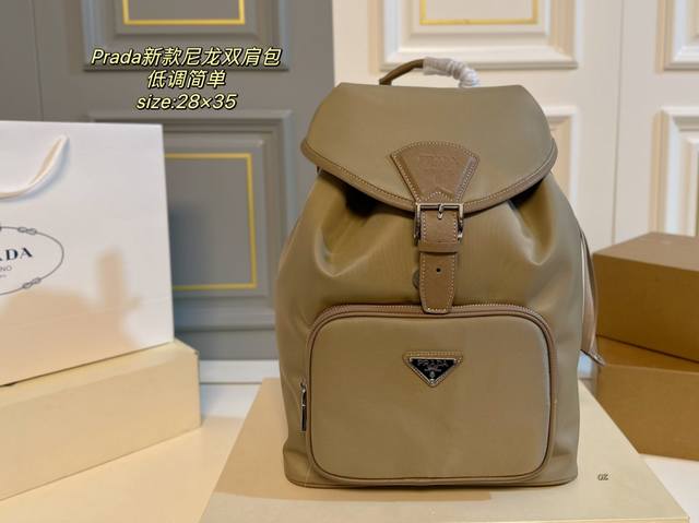 无盒 Size:28×35 Prada普拉达尼龙双肩包 满足日常所需,解放双手 款式百搭 有非常能装 黑色老花款,低调简单 包身不易变形,自重轻 无盒 Size:28×35 Prada普拉达尼龙双肩包 满足日常所需,解放双手 款式百搭 有非常能装 黑色老花款,低调简单 包身不易变形,自重轻
