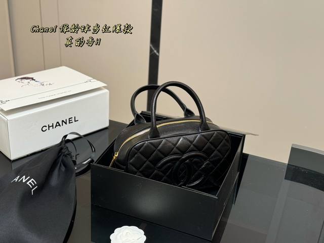 配折叠盒 Size：26.16Cm 香奈儿中古保龄球包 这个保龄球包真的太香了~ 近期很有人气的一只vintage Chanel 保龄球包。 版型不容易过时，拎