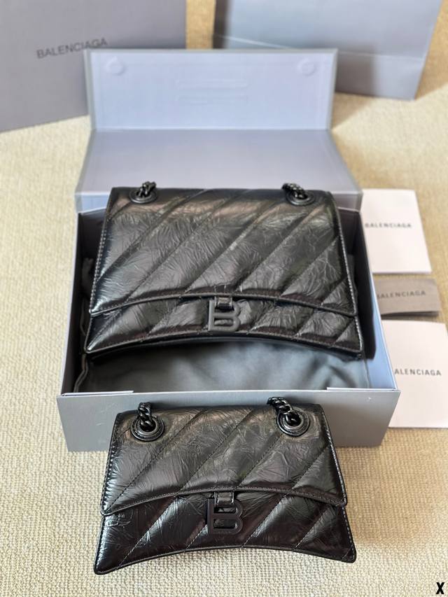 牛皮版本 巴黎世家 沙漏包又有新面孔啦的 来自巴黎世家22年秋冬系列- -Crush手袋 气场强大的实用型大包包强势回归 打破传统硬挺的包型.采用缝线柔软小牛皮