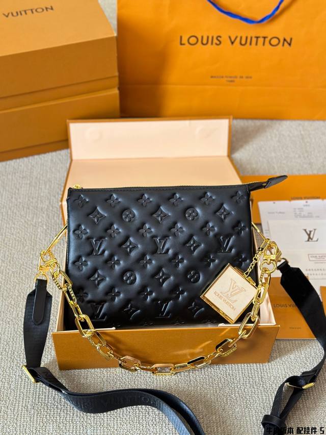 牛皮版本 配挂件 Lv Coussin 抱抱包 最爱的黑白look来啦 柔软的小羊皮质地让我拿上手的那一刻就爱上了它的触感 包包内里很多小隔层 让各种私人物品各