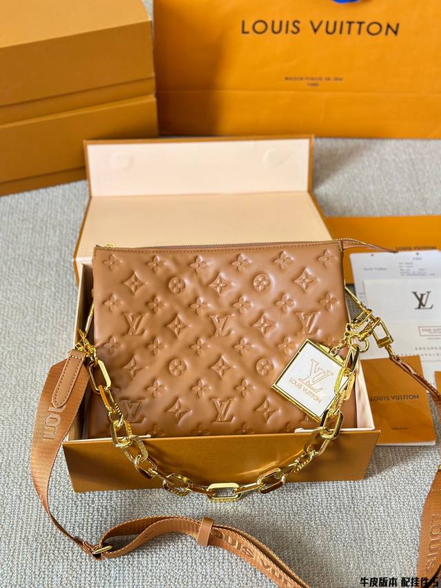 牛皮版本 配挂件 Lv Coussin 抱抱包 最爱的黑白look来啦 柔软的小羊皮质地让我拿上手的那一刻就爱上了它的触感 包包内里很多小隔层 让各种私人物品各