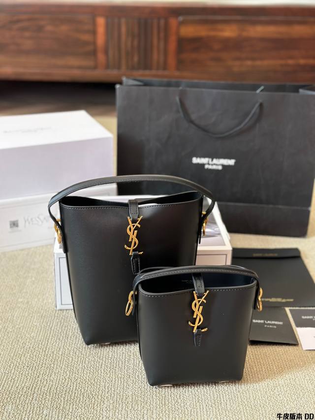 牛皮版本 Ysl新款水桶包,人人都在问这款 # Rose 新宠 柔软亮面小牛皮材质有光滑的触感,外观明亮而富有光泽并能完美地反射光线。有多种背携方式,堪称日常佳 牛皮版本 Ysl新款水桶包,人人都在问这款 # Rose 新宠 柔软亮面小牛皮材质有光滑的触感,外观明亮而富有光泽并能完美地反射光线。有多种背携方式,堪称日常佳