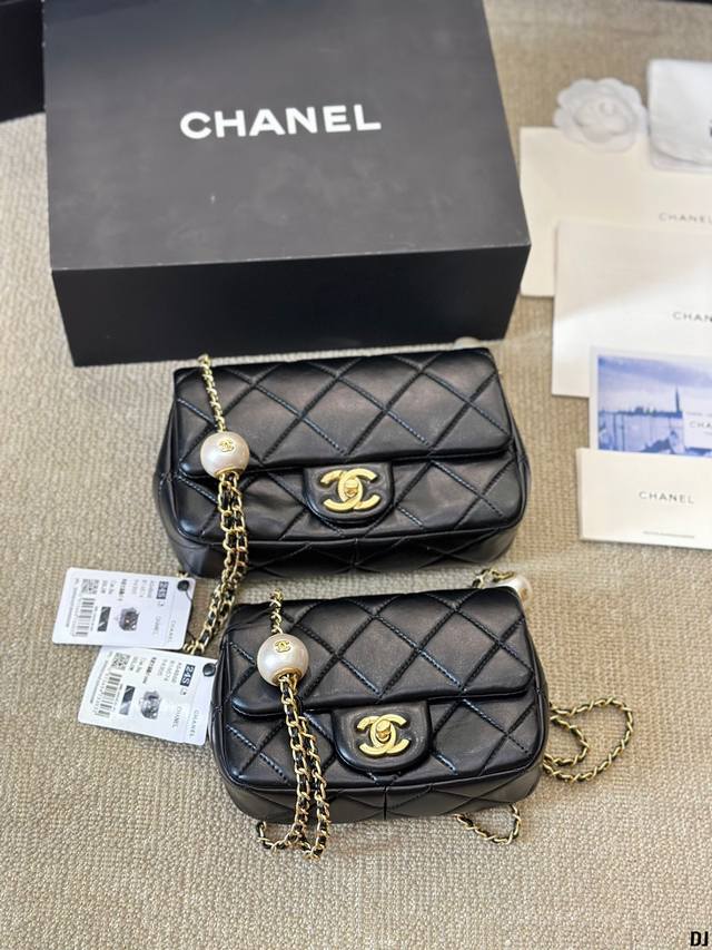 折叠盒！尺寸大号20 13Cm 小号18 12Cm 香奈儿 24Scfmini珍珠 元宵包 精致美丽 高级优雅 很好驾驭，不挑衣服，不挑季节 一年四季都可，可盐