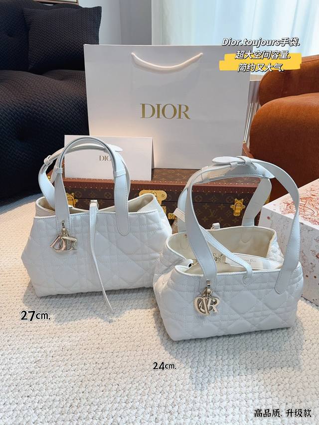 Dior 迪奥 新款toujour 系列 23早春新包型 就是鼓鼓囊囊的小福袋 好可爱 腾格纹dior 吊坠 乖乖女的甜美感 这只绝不放弃是小废包 可以放大手机