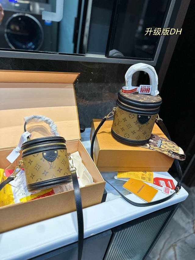 礼盒包装 Lv 超精致的cannes 发财桶 M43986 继续复古风当道 向旅行用品的经典款化妆桶cannes致敬 圆桶的包型亮点十足 采用老花拼色涂层帆布混