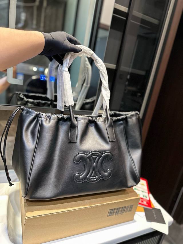 赛琳托特包 分享一只专柜最新超级好的保值celine老花手提包celine老花tote太有韵味了这款手提包好独特不撞款稀有celine老花tote购物袋 Ydl