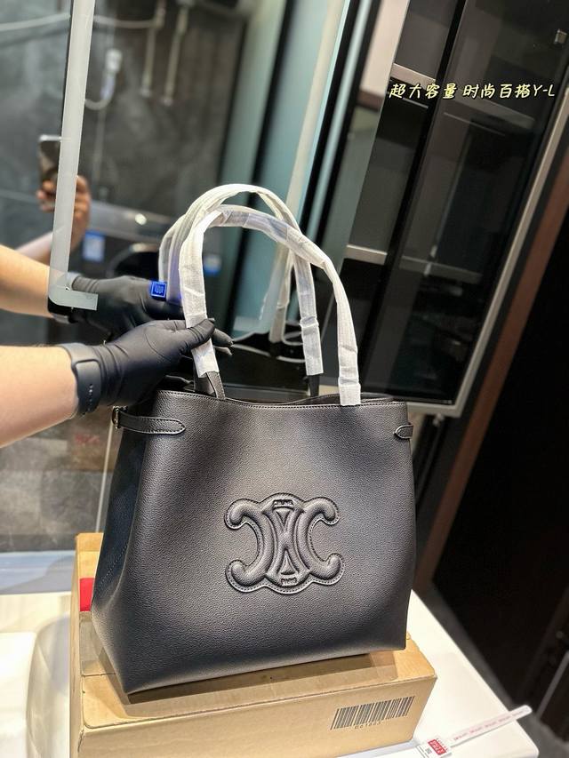 Celine Cabas Anais粒面牛皮革手袋 New~ 2024夏季新款cabas 高级百搭又实用 V购物袋的款式展现着celine的简约美学和实用性~