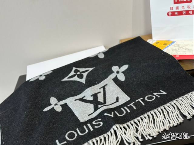 配盒 Lv围巾 嗨!寒冷的冬天来了,是时候为你的穿搭加上一抹亮色!这款围巾简直太魔法了,不仅能保暖还能让你立即成为时尚焦点!搭配外套、毛衣或裙子都超好看。马上试 配盒 Lv围巾 嗨!寒冷的冬天来了,是时候为你的穿搭加上一抹亮色!这款围巾简直太魔法了,不仅能保暖还能让你立即成为时尚焦点!搭配外套、毛衣或裙子都超好看。马上试