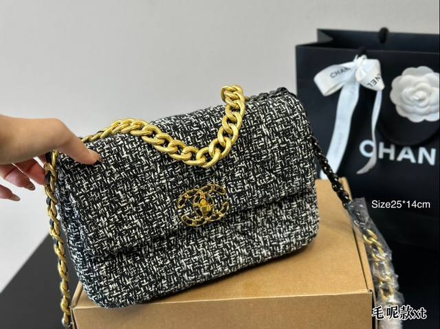 折叠盒 Chanel19 Bag 自从欧阳娜娜带货后全球断货很难买到 皮质是羊皮有点像羽绒服包包 但是19的点睛之笔是什么呢？格子放大！格子放大后脱了香奈儿小女