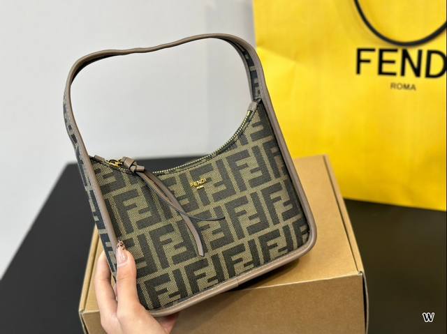 折叠盒 Fendi芬迪新款腋下 经典老花面料，轻巧方便，日常又百搭，芬迪家今年的多巴胺颜色也太好看了！ 尺寸21*14