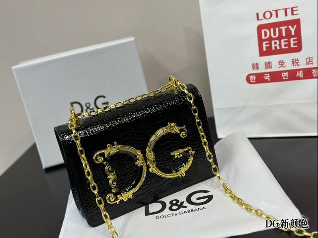 配盒 Bags Napoli 手袋灵感日记夏日优雅纷呈，＃Dolcegabbana 多样手袋丰富你的百变造型在dg包袋家族中，创意总监stefano和domen