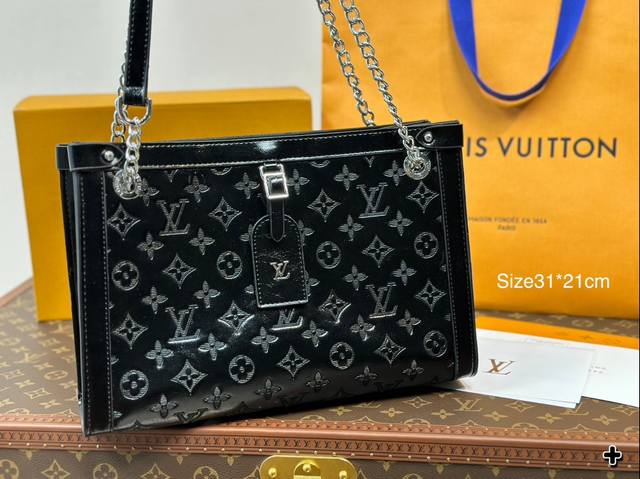 Lv走秀款也可以日常实用啦～这次的包包感觉很慵懒松弛，百搭！！尺寸31*21Cm
