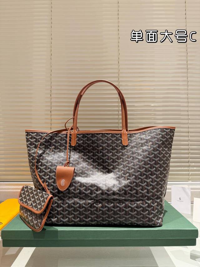 单面 配礼盒 Size：40*33Cm 戈雅购物袋 属于这个季节的购物袋 从头到尾全部都是客订哦！ Goyard 小托特 实物真的很有质感， 四季绝配！
