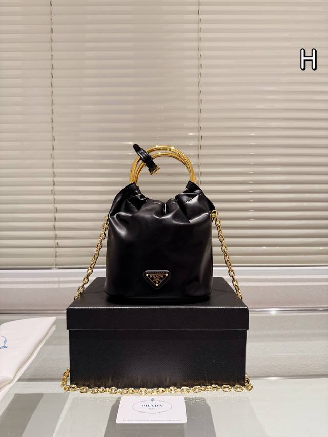 配盒尺寸16.18 普拉达 Prada链条水桶包 这款迷你水桶包采用柔软的 Nappa 皮革材质，金属圆环提手设计，可拆卸链条肩带，上身效果百分百回头率 简约又
