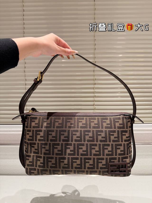 大号折叠盒 Fendi Hobo包中号第一眼就觉得砸中了我。加上中号有一根较长的肩带，非常实用。中号的装两个手机，钱包，钥匙，墨镜，口红，粉饼都毫无压力。看起来