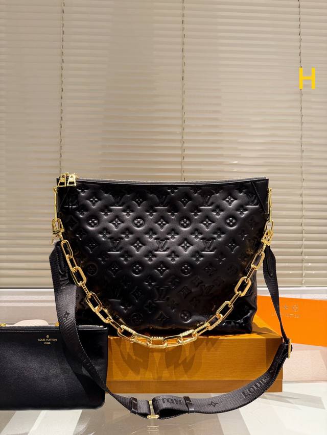 全套礼盒 Lv Coussin Hobo Mm 牛皮版本 最爱的黑白look来啦 柔软的小羊皮质地让我拿上手的那一刻就爱上了它的触感 包包内里很多小隔层 让各种