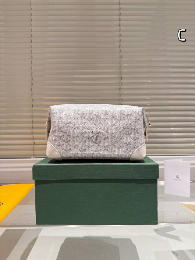 配盒尺寸22.12 戈雅 洗漱化妆包 Goyar D化妆包手包造型酷，多色可选，可变换造型，打开两侧按扣可变换成饺子形 搭配利器容量大，做手包可以容纳 手机 钱