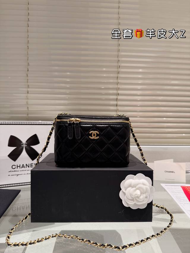 大号 Chanel新款链条盒子包 香奈儿爆火的小金球系列已经火了好几年~火爆程度导致傲娇的香奶奶都在不断的返场~ 今年新款的金球长方形化妆盒增加了小镜子和很实用 大号 Chanel新款链条盒子包 香奈儿爆火的小金球系列已经火了好几年~火爆程度导致傲娇的香奶奶都在不断的返场~ 今年新款的金球长方形化妆盒增加了小镜子和很实用