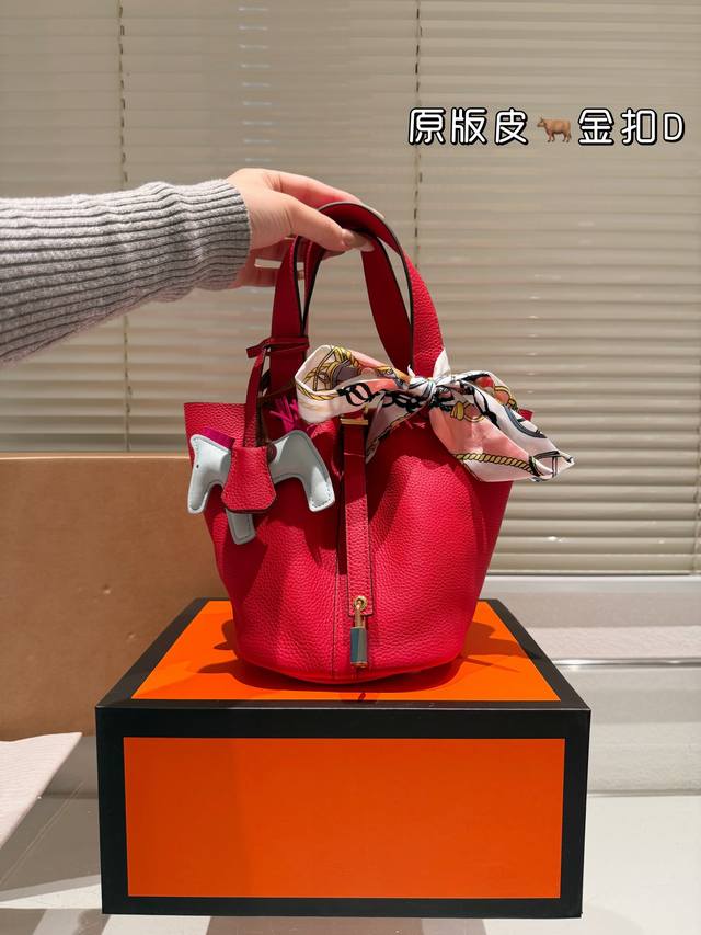 头层牛皮 荔枝纹 牛皮材质如果出门仅可以带一个包包，那必然是爱马仕菜篮子奢侈品中的经典之作，包身日本zp 五金及印刻国内组装！媲美专柜的版本 尺寸：18 14