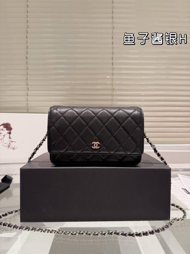 Chanel 香奈儿发财 鱼子酱面料 一款随身小 包推荐给大家！香奈儿woc新款发财包 可斜挎单肩 链条可收入包内作为手包使用 上身后超显大气， 别看小小的 这