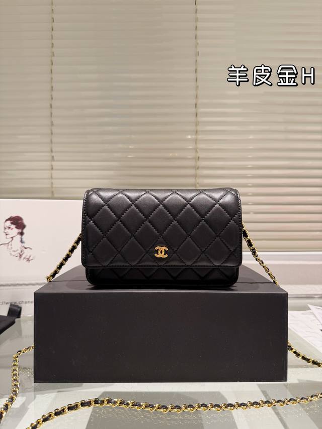 Chanel 香奈儿发财 羊皮纹面料 一款随身小 包推荐给大家！香奈儿woc新款发财包 可斜挎单肩 链条可收入包内作为手包使用 上身后超显大气， 别看小小的 这