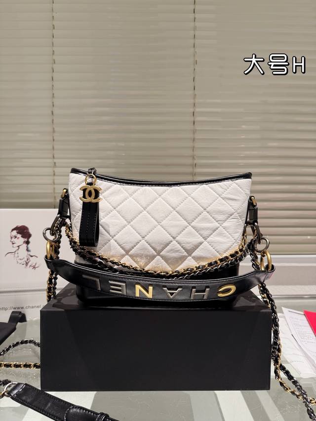 手提款 香奈儿chanel 流浪包版型拿到手无敌的挺 底部做的很硬 所以版型出来很挺五金链条也是用的好五金 面料用的大象纹合成皮绝对推荐尺寸大号24Cm 折叠礼