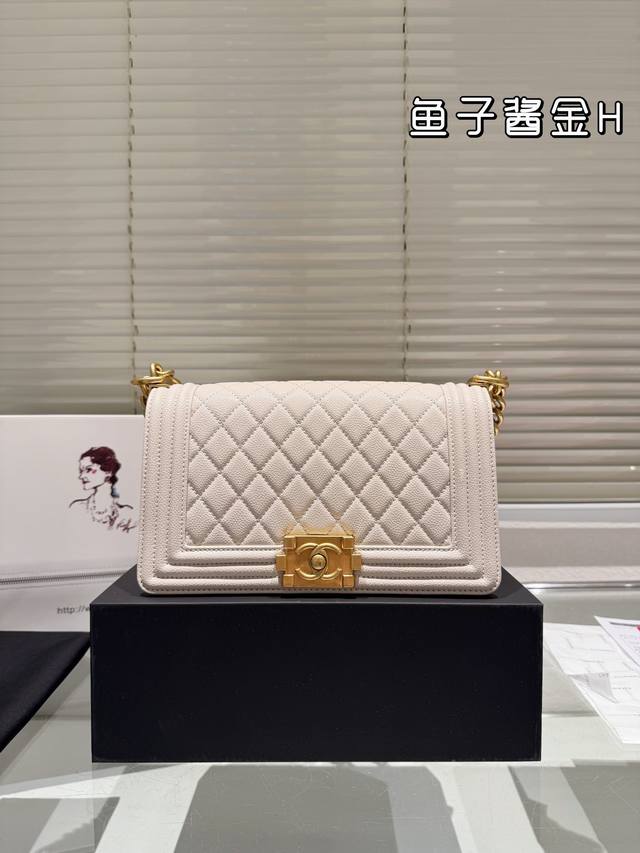 复刻版 Chanel Leboy 迷你版的 23A Leboy 真的是精致可爱的到爆炸 这个迷你尺寸是从23S开始回归的 但是这一款23A萎格纹配金扣 黑金＋精